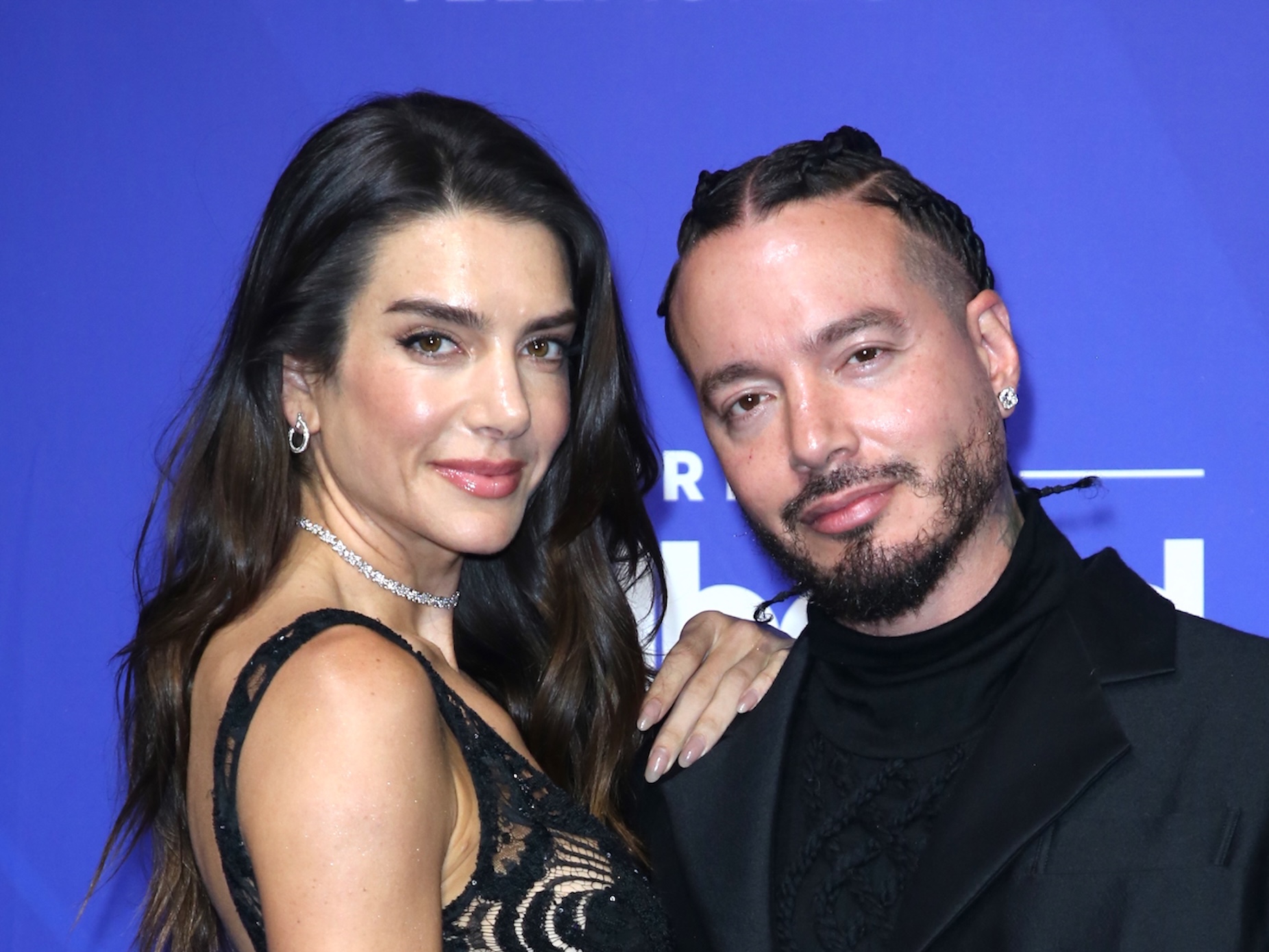 Hijo de J Balvin quiere volver a la panza de su mamá