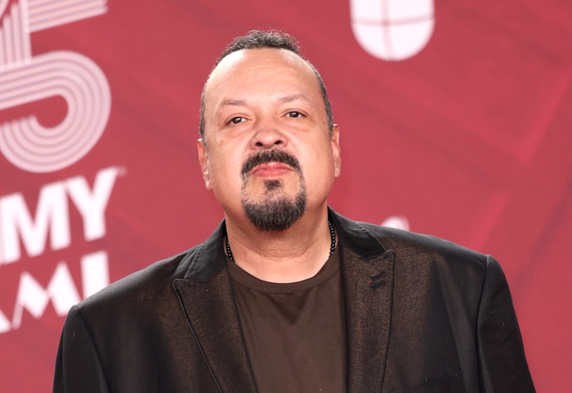 Hijo de Pepe Aguilar se le va a yugular a Grupo Frontera