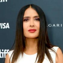 Salma Hayek pide consejos para sacar un pájaro muerto de su casa 