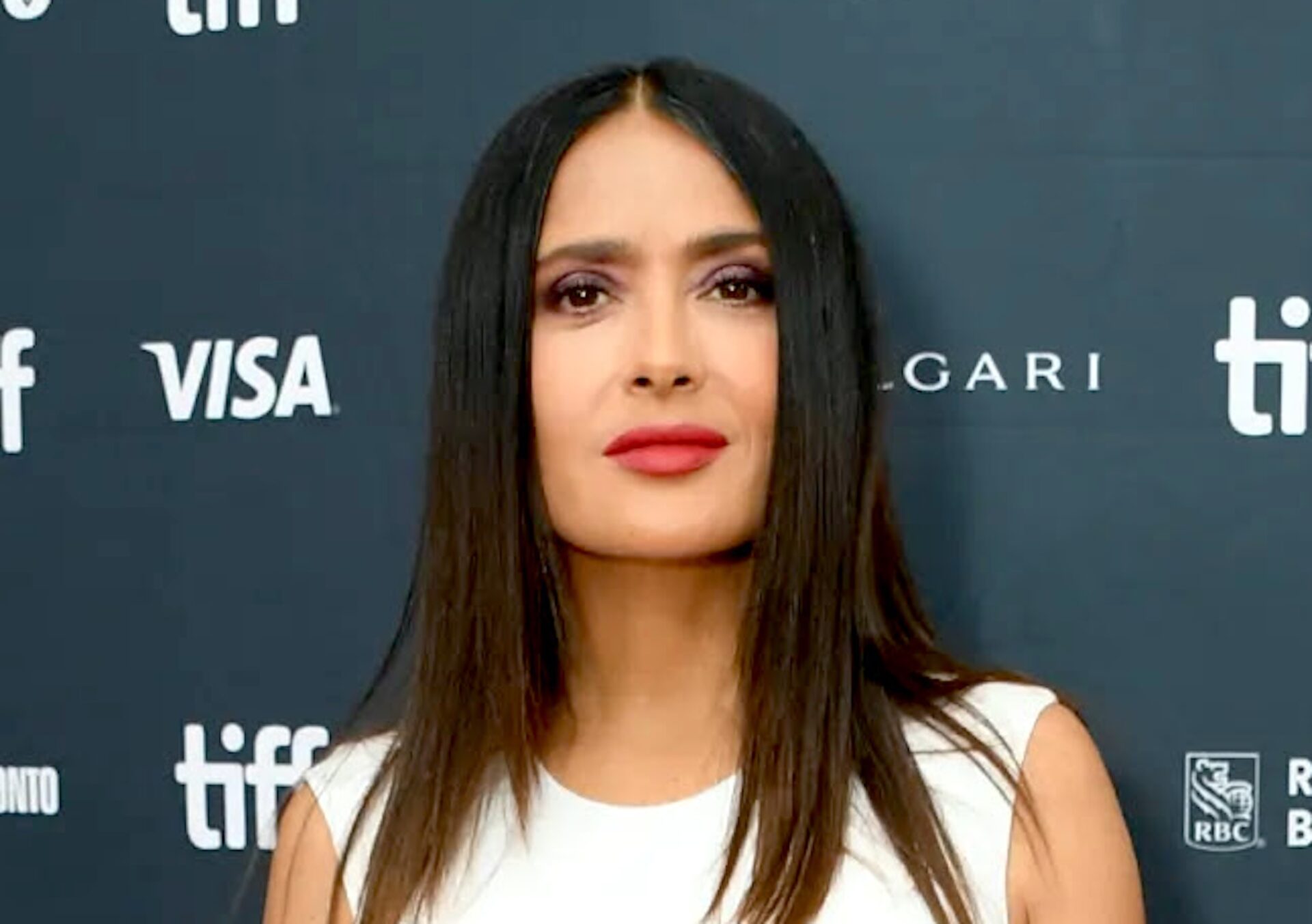 Salma Hayek pide consejos para sacar un pájaro muerto de su casa 