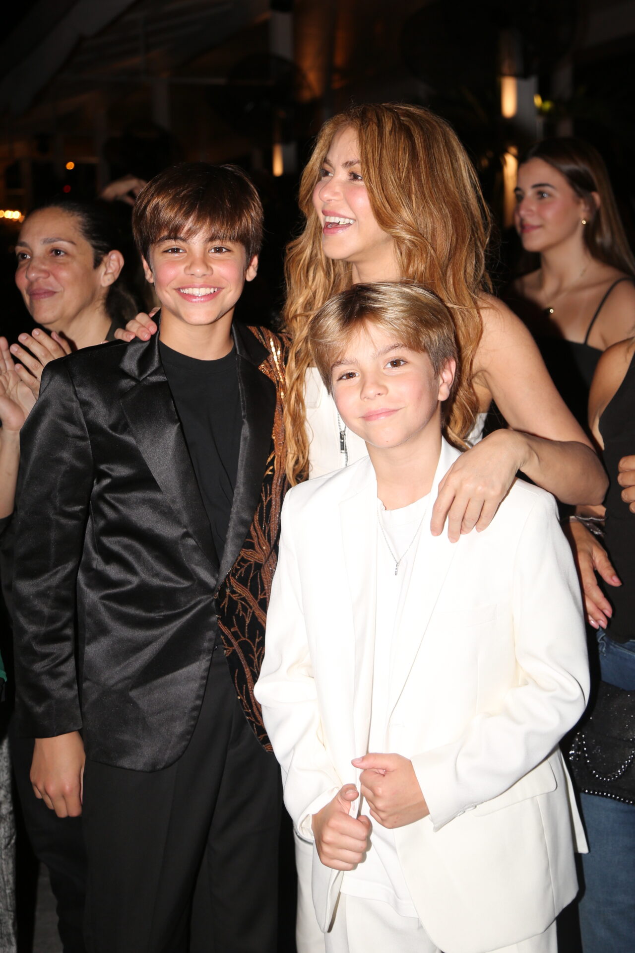 VIDEO: Shakira de Met Gala a gala con sus hijos