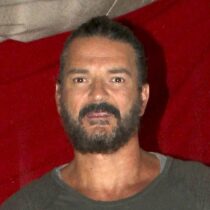 Policía hace que Ricardo Arjona se estacione bien