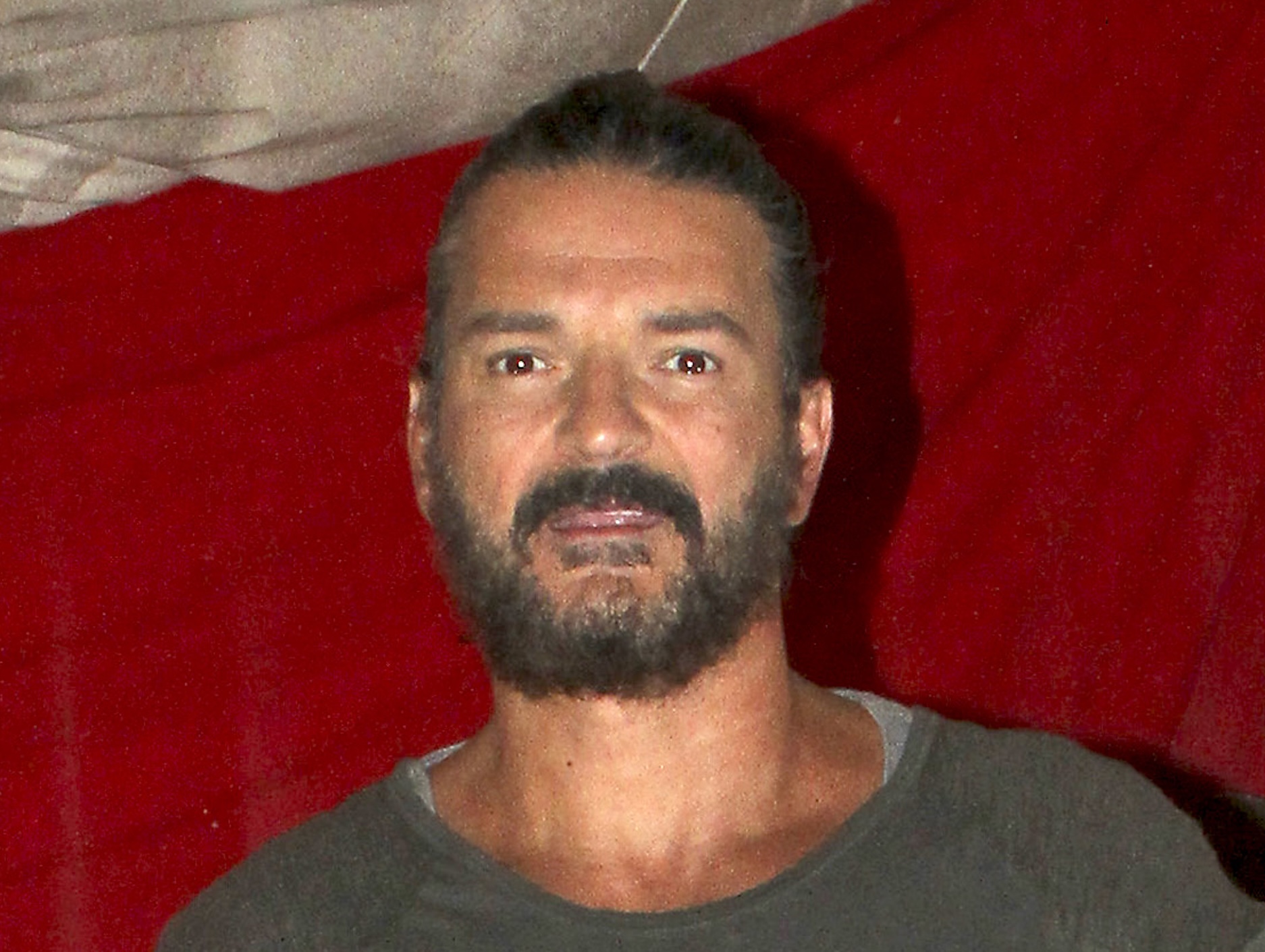 Policía hace que Ricardo Arjona se estacione bien