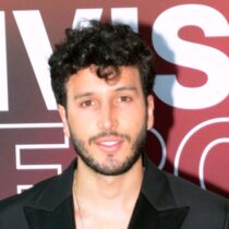 Sebastián Yatra canta en lengua de señas