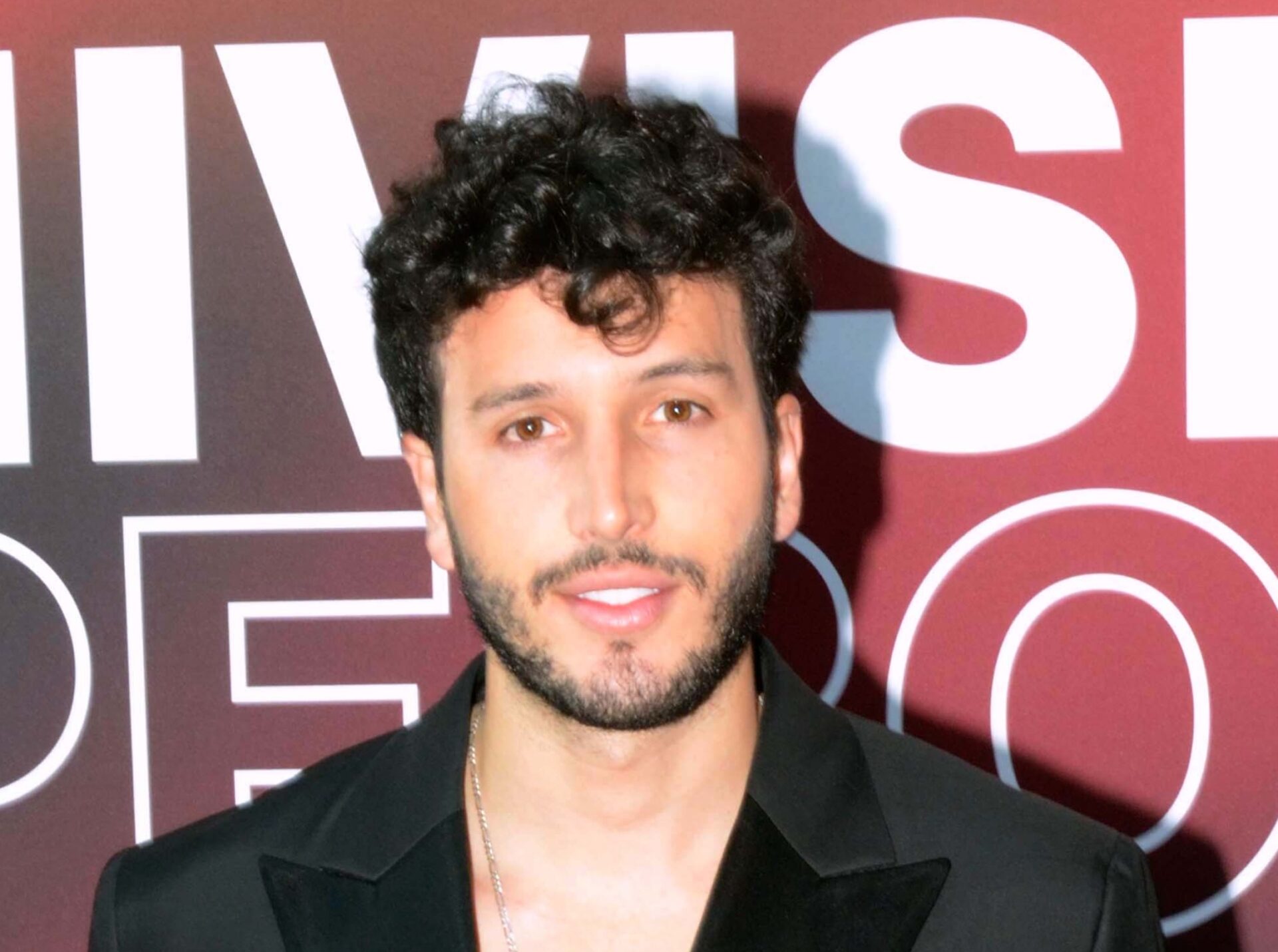 Sebastián Yatra canta en lengua de señas