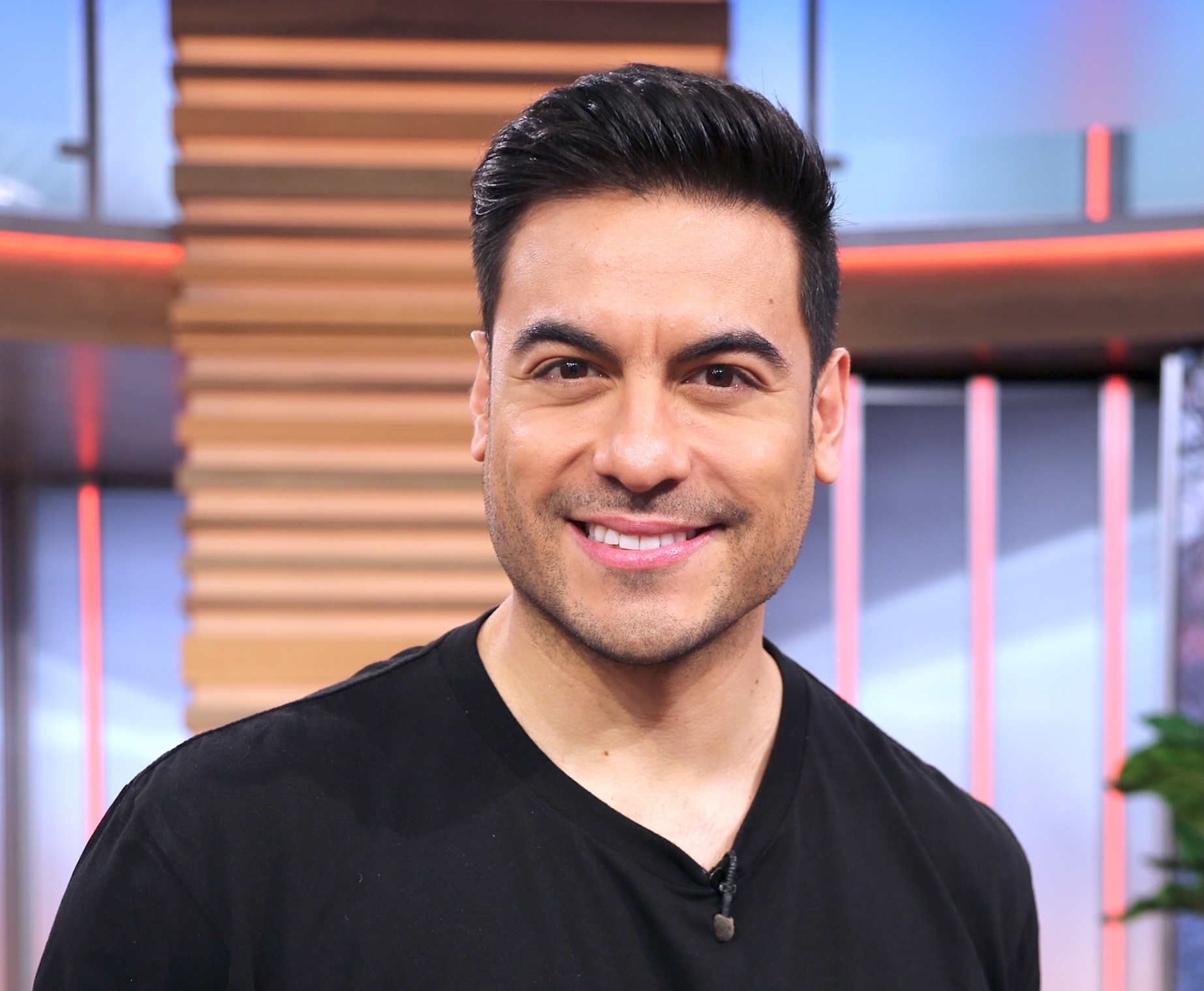 Carlos Rivera alerta a fans de estafa con su nombre