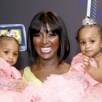 VIDEO: Amara La Negra ve a sus mellizas youtubers y cantantes