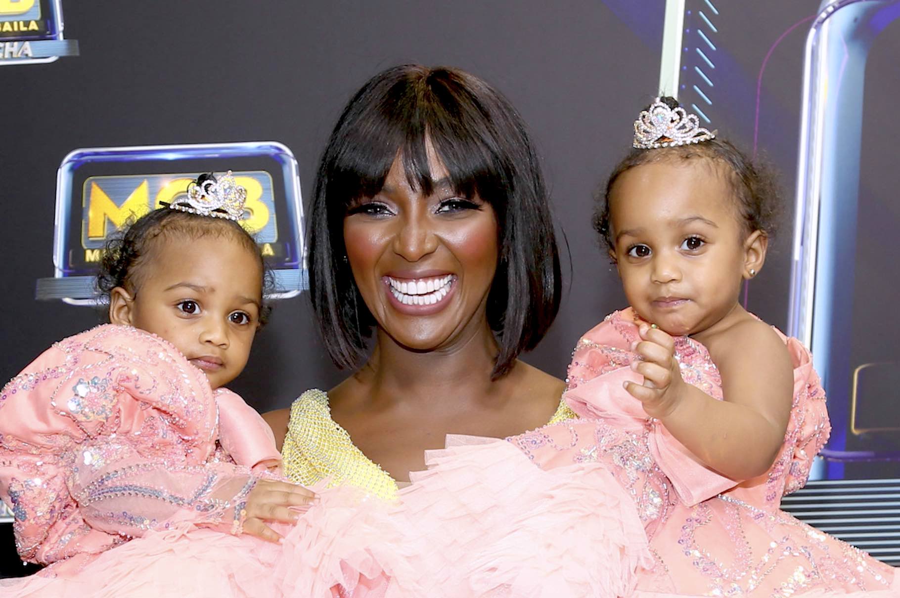 VIDEO: Amara La Negra ve a sus mellizas youtubers y cantantes