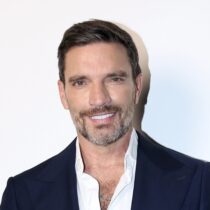 Julián Gil recuerda entre lágrimas el alcoholismo de sus padres