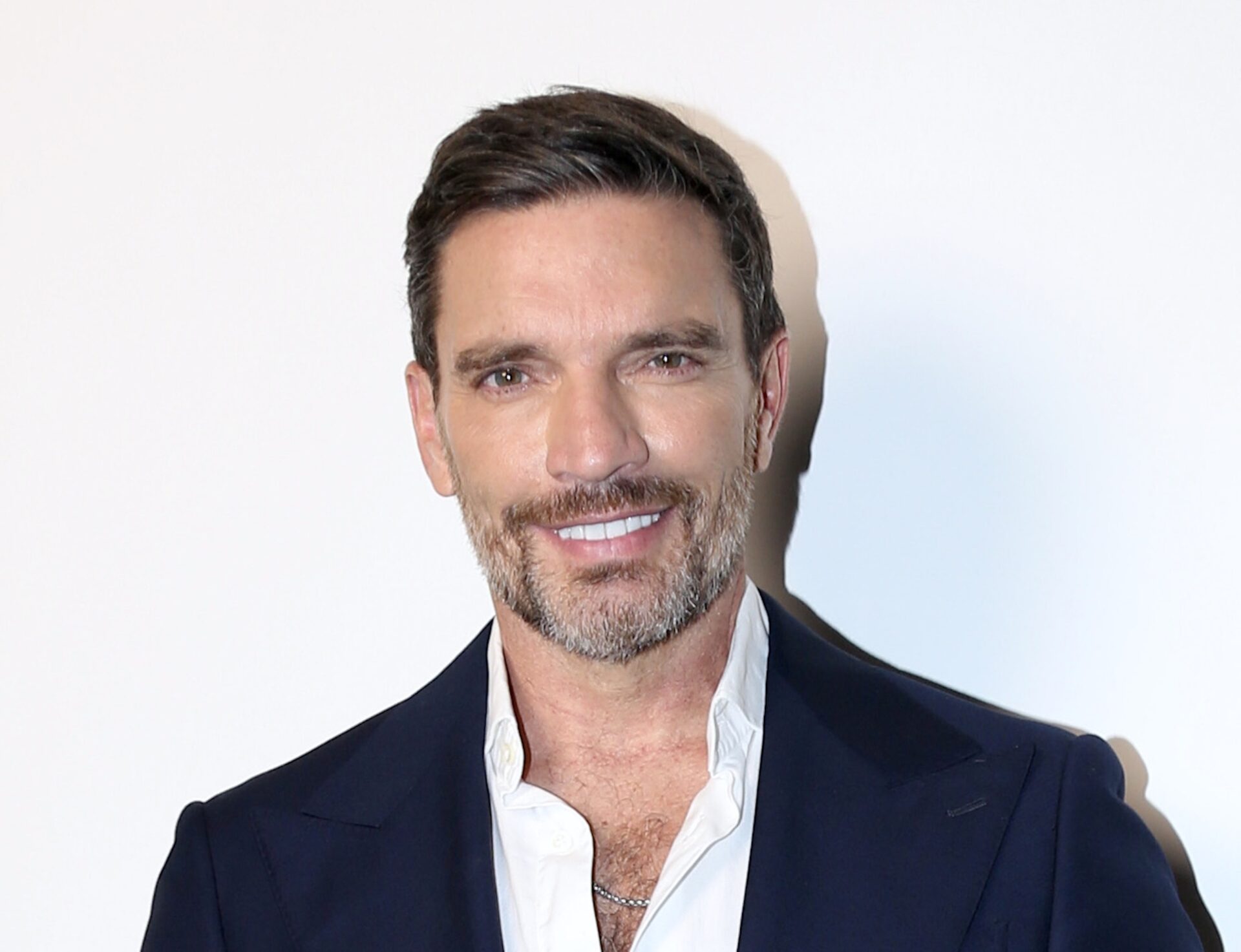 Julián Gil recuerda entre lágrimas el alcoholismo de sus padres