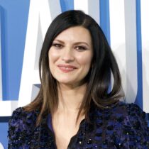 Laura Pausini le canta al futbol con Robbie Williams