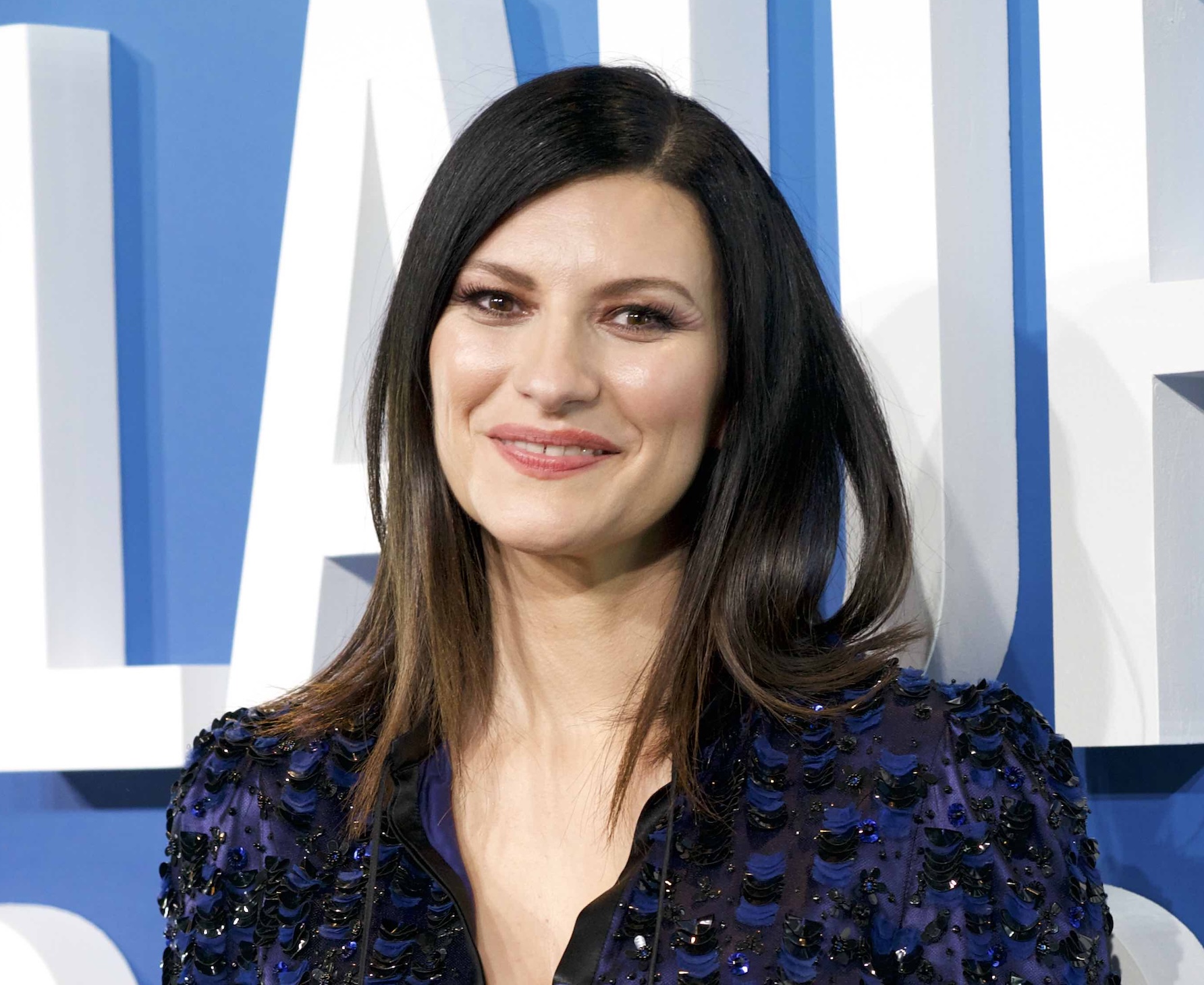 Laura Pausini le canta al futbol con Robbie Williams