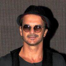 Ricardo Arjona se reencuentra con compañeros de la universidad