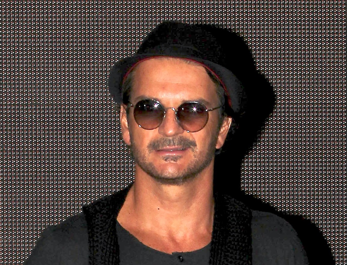 Ricardo Arjona se reencuentra con compañeros de la universidad