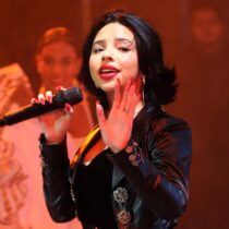 Ángela Aguilar regala su canto a sus haters