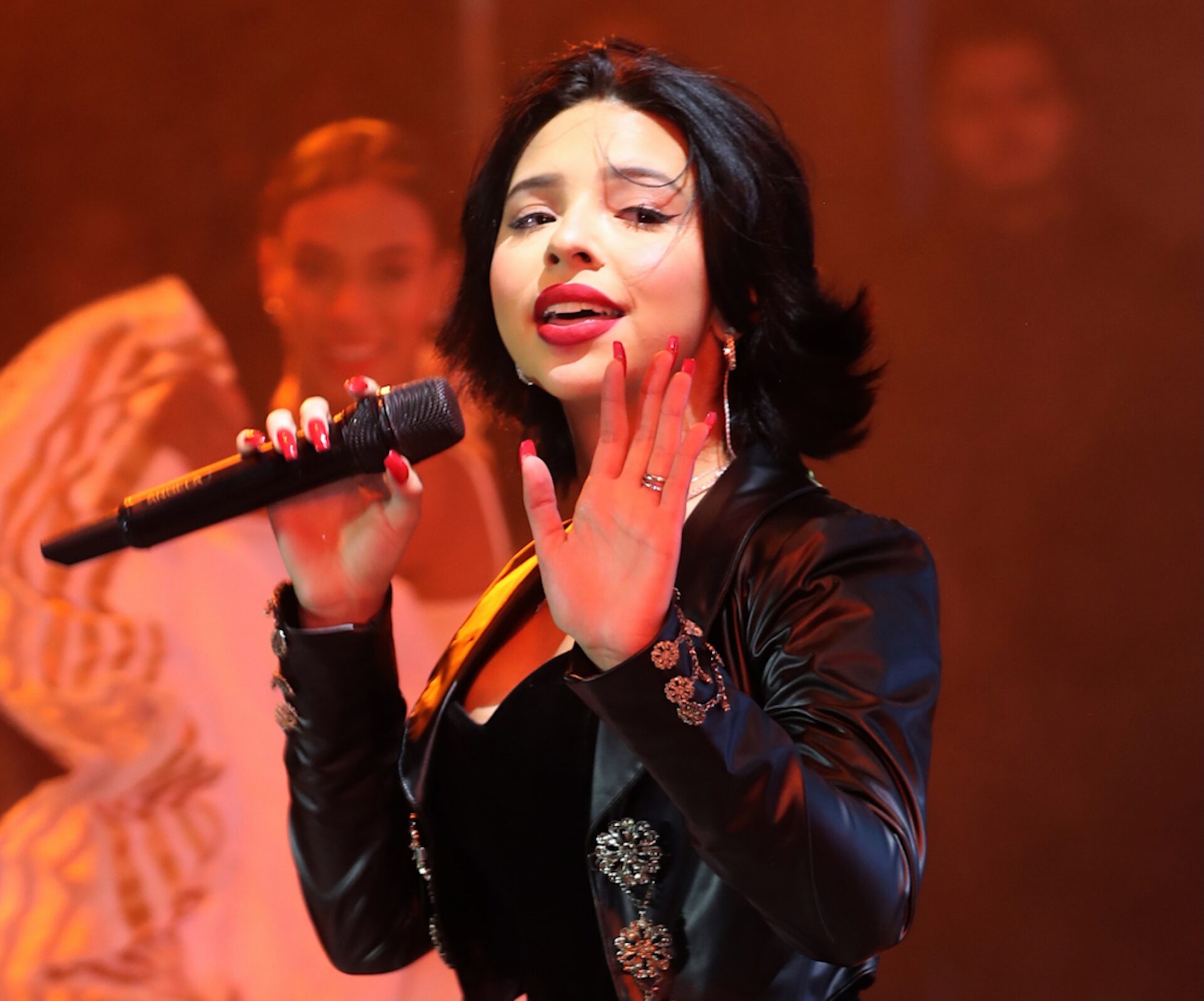 Ángela Aguilar regala su canto a sus haters