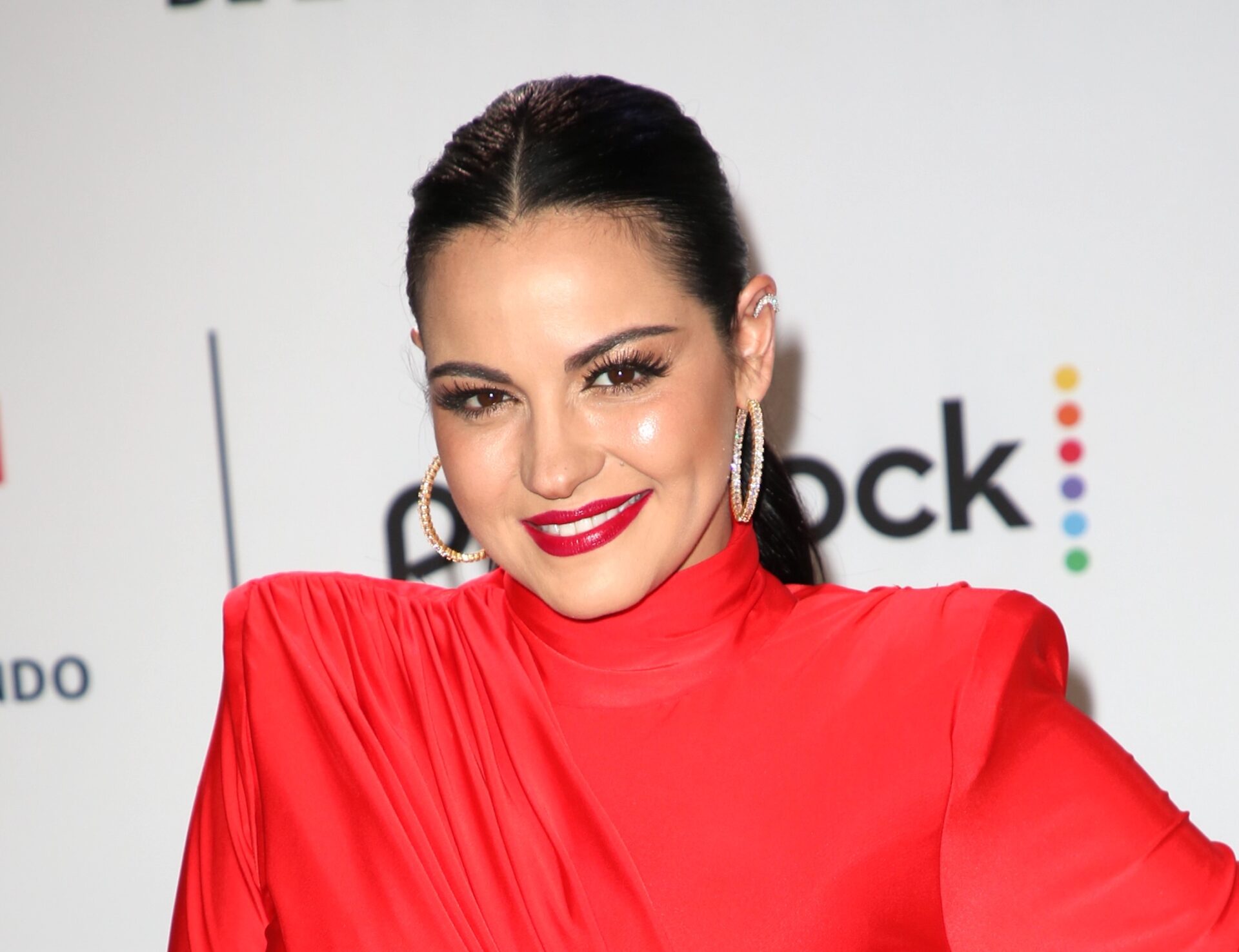 Maite Perroni enfrenta a quienes critican su cuerpo