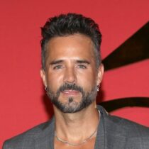 José Ron planta árboles con las cenizas de sus perros