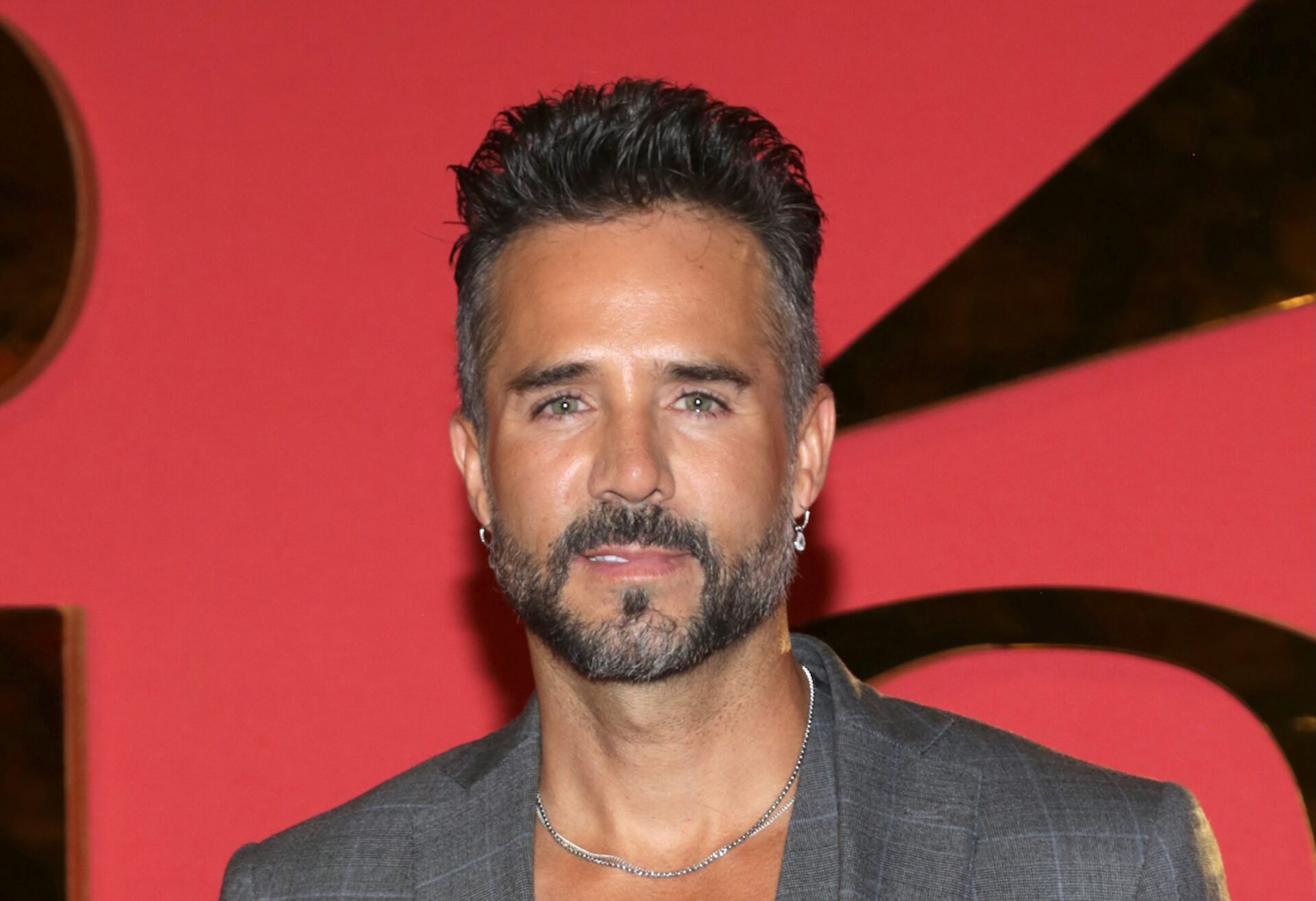 José Ron planta árboles con las cenizas de sus perros