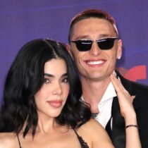 Peso Pluma y Kenia Os reparten juguetes a niños pobres 