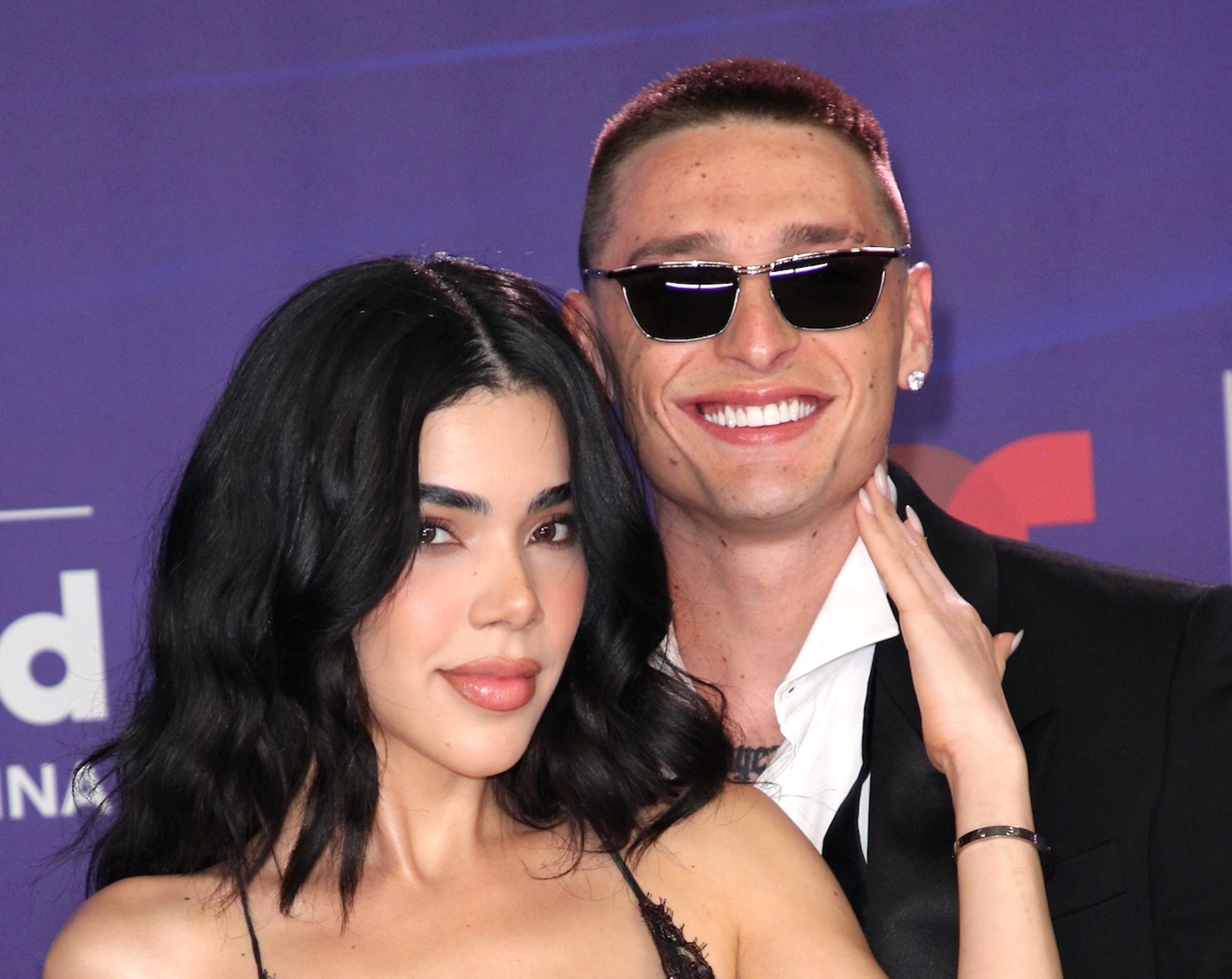 Peso Pluma y Kenia Os reparten juguetes a niños pobres 