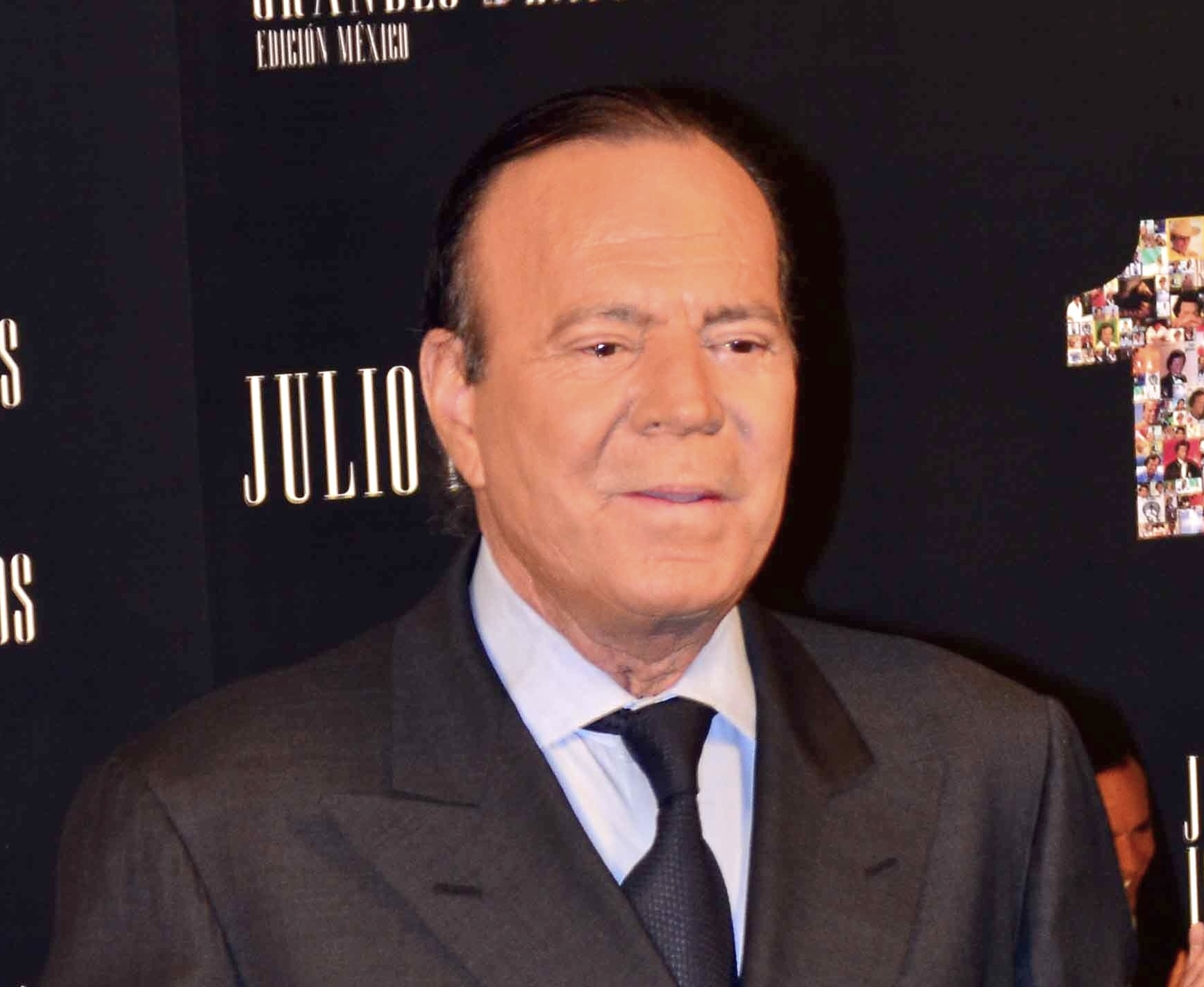 Julio Iglesias es acusado de abuso sexual