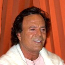 Julio Iglesias comparte chats viejos con su ex fisioterapeuta