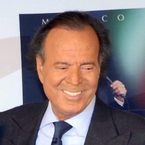Julio Iglesias alista su defensa
