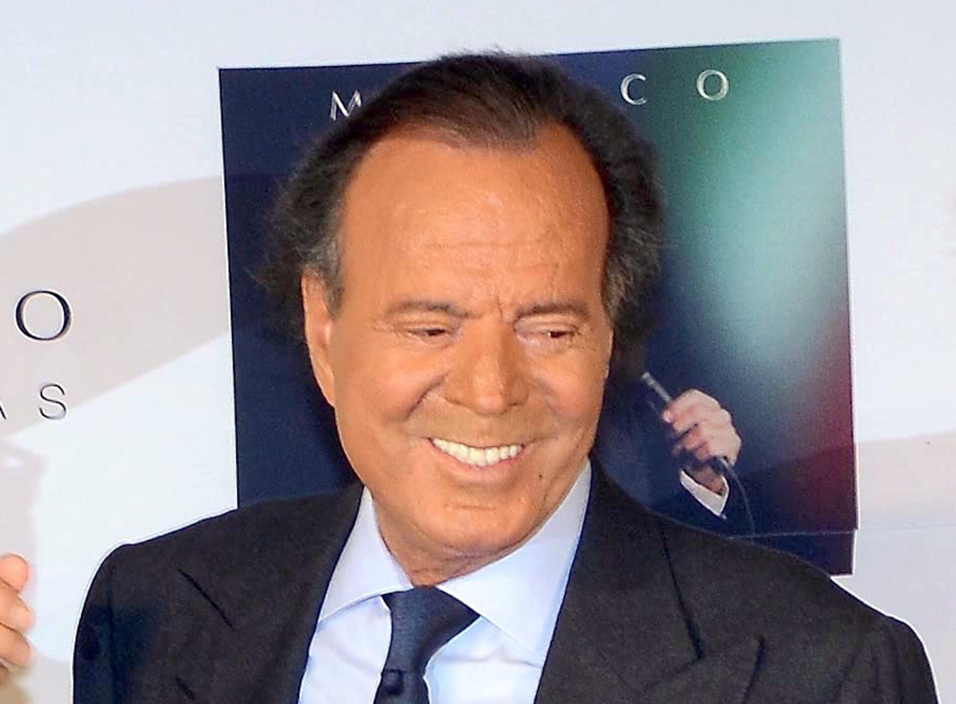 Julio Iglesias alista su defensa
