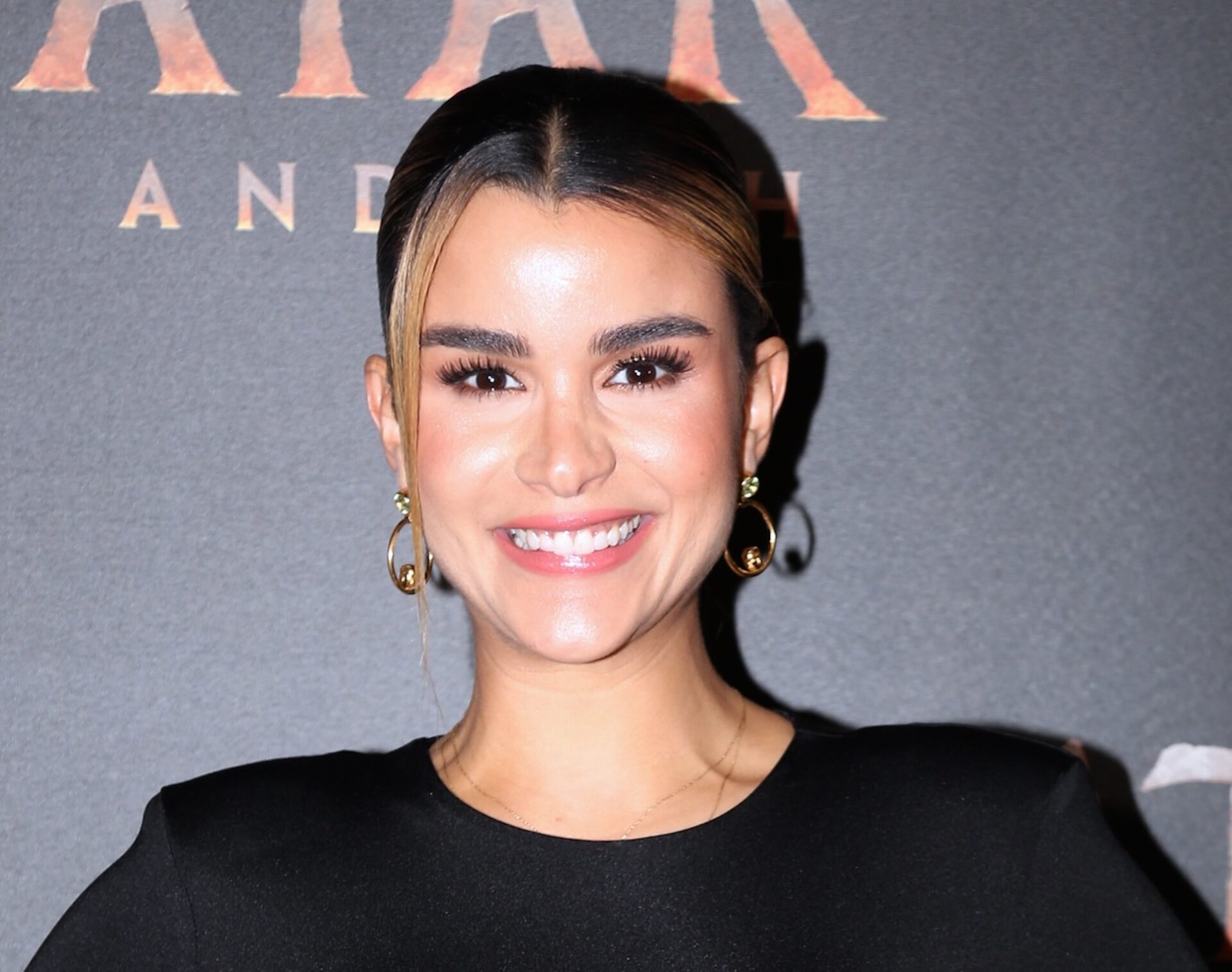 Clarissa Molina apoya a su gente bailando