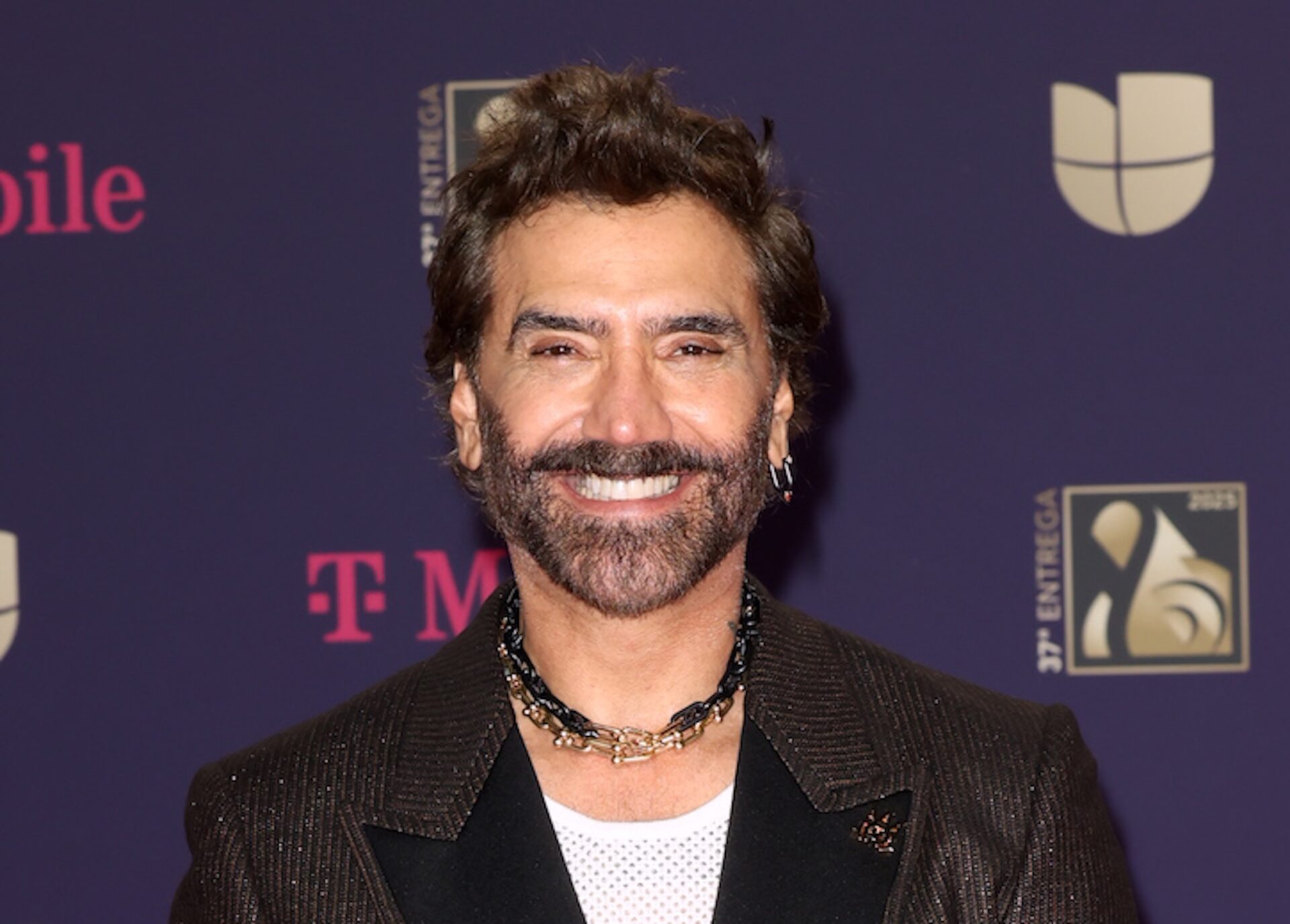 Alejandro Fernández le entra a la moda