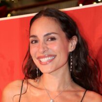 Isadora Figueroa abre su certificado de nominación al Latin Grammy