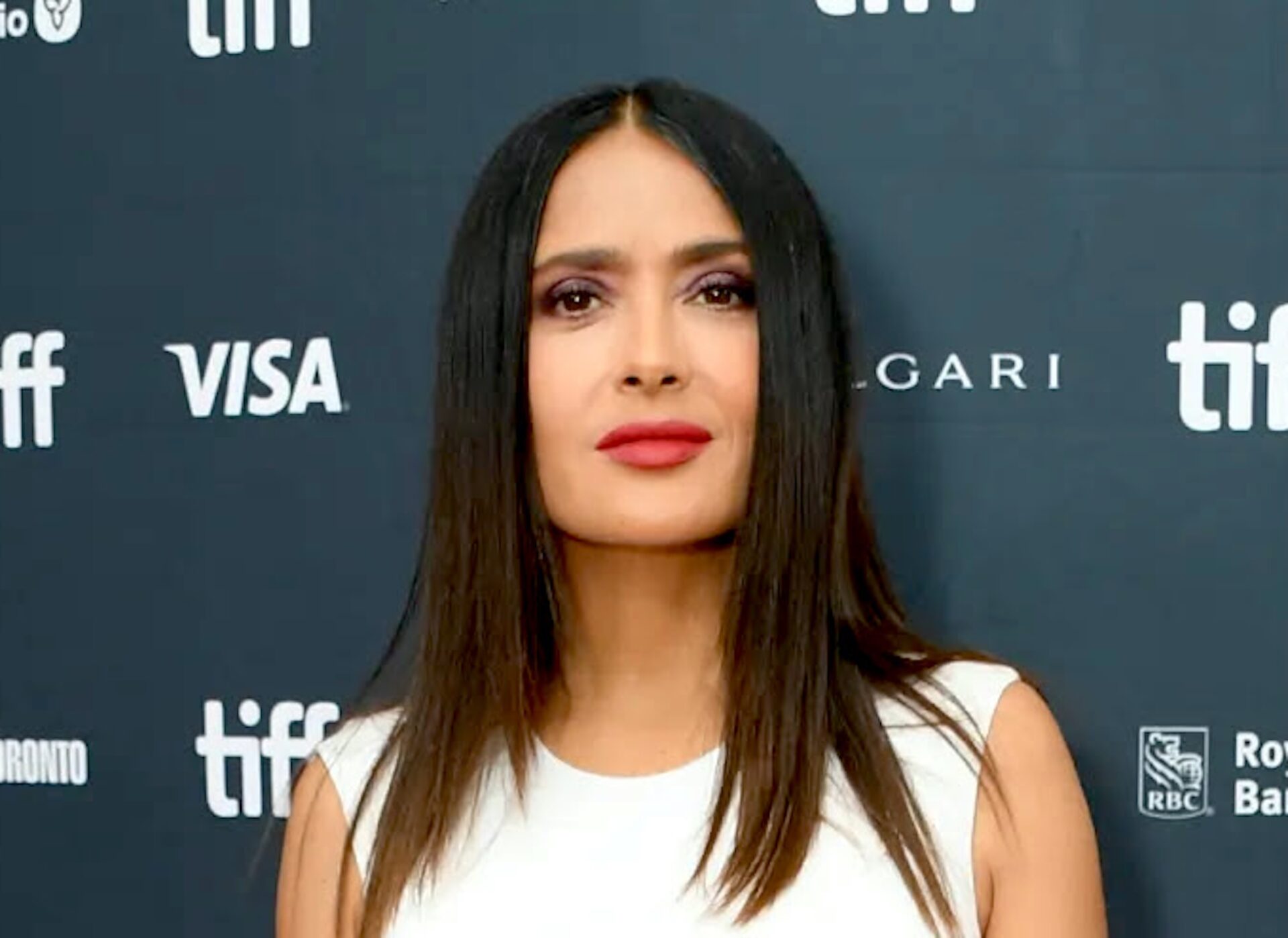 Salma Hayek pone en adopción a cachorritos de perra que rescató