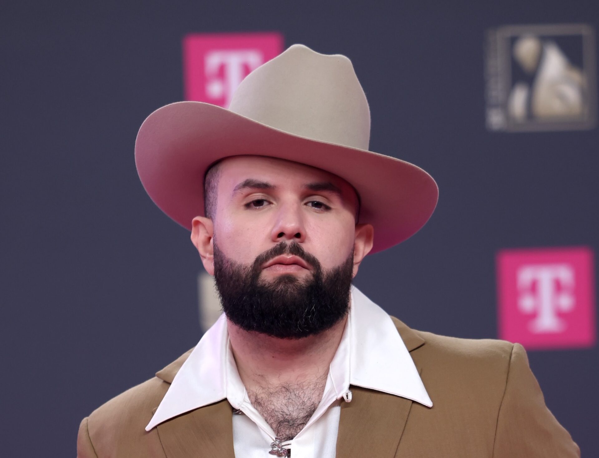 Supernova Génesis pide perdón a Carin León 