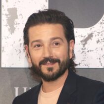 Diego Luna y más piden cierre de centro de detención