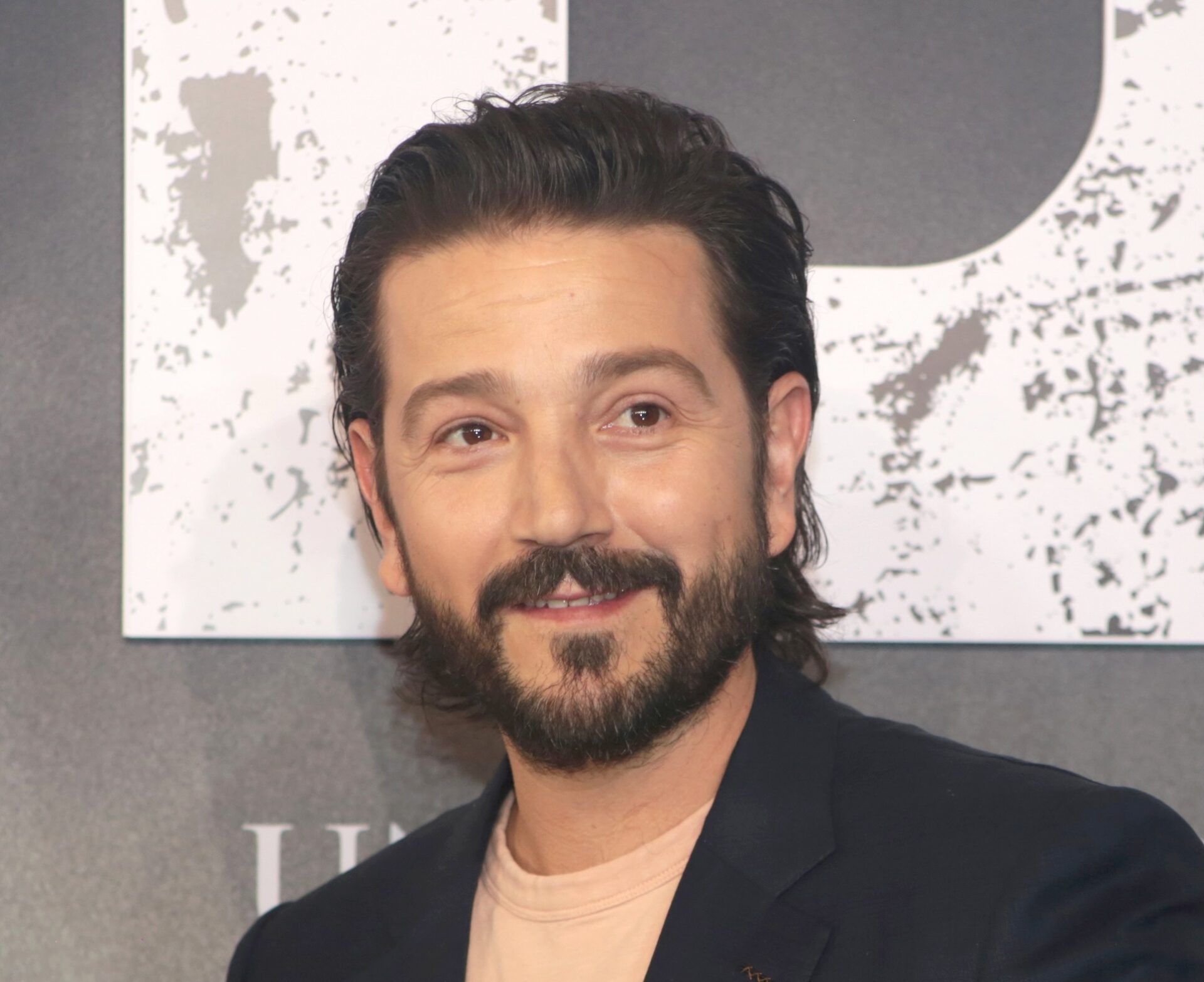 Diego Luna y más piden cierre de centro de detención