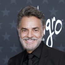Eugenio Derbez le lleva mariachi a José Eduardo 