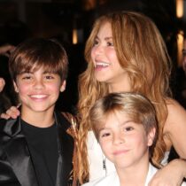 Shakira limita el tiempo en pantallas a sus hijos 