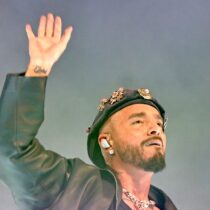 J Balvin alza la mano para escuchar a sus fans