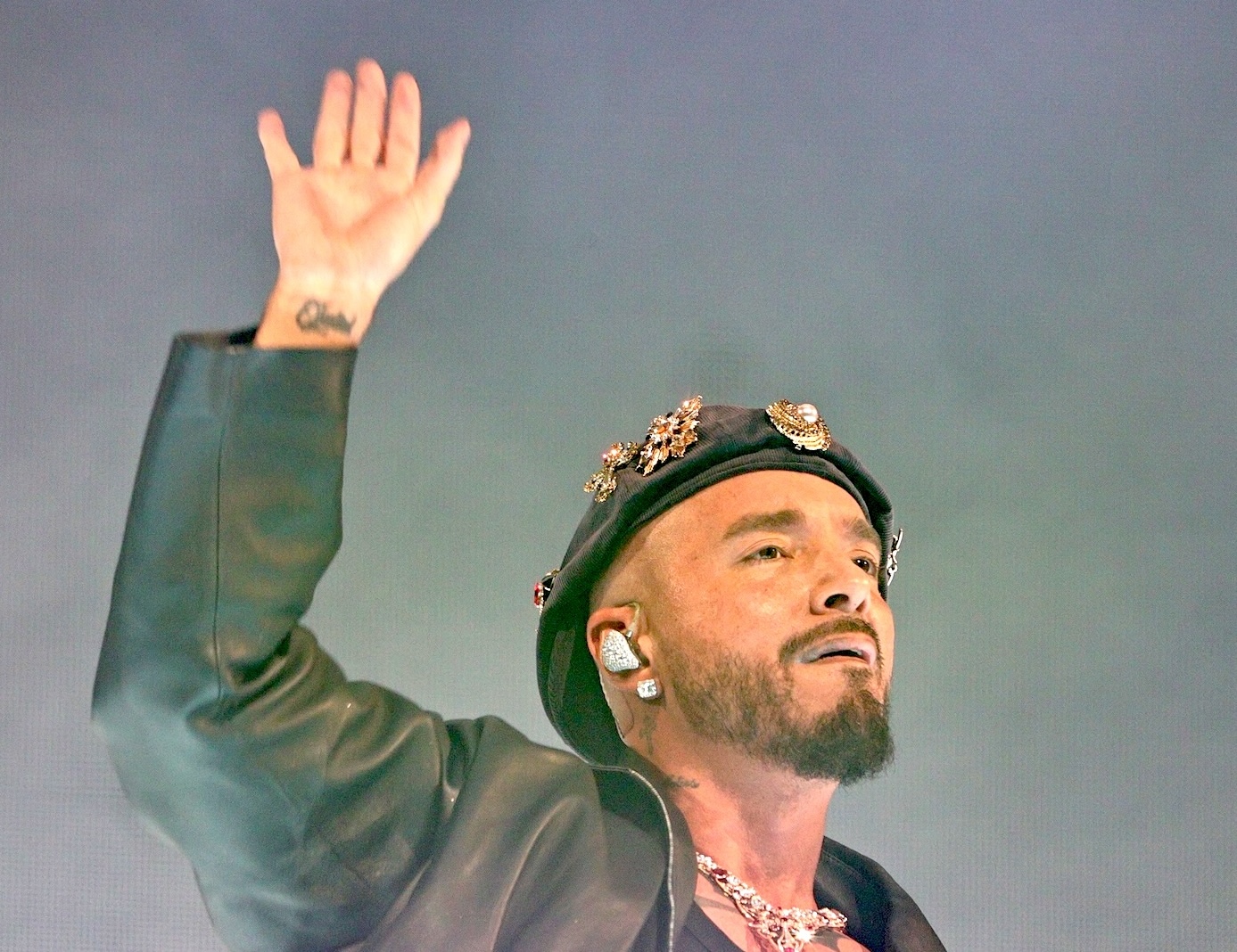 J Balvin alza la mano para escuchar a sus fans