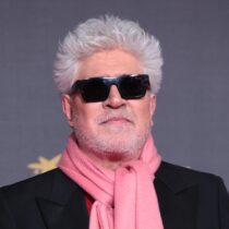 Pedro Almodóvar reprueba silencio de Hollywood ante las guerras y Trump