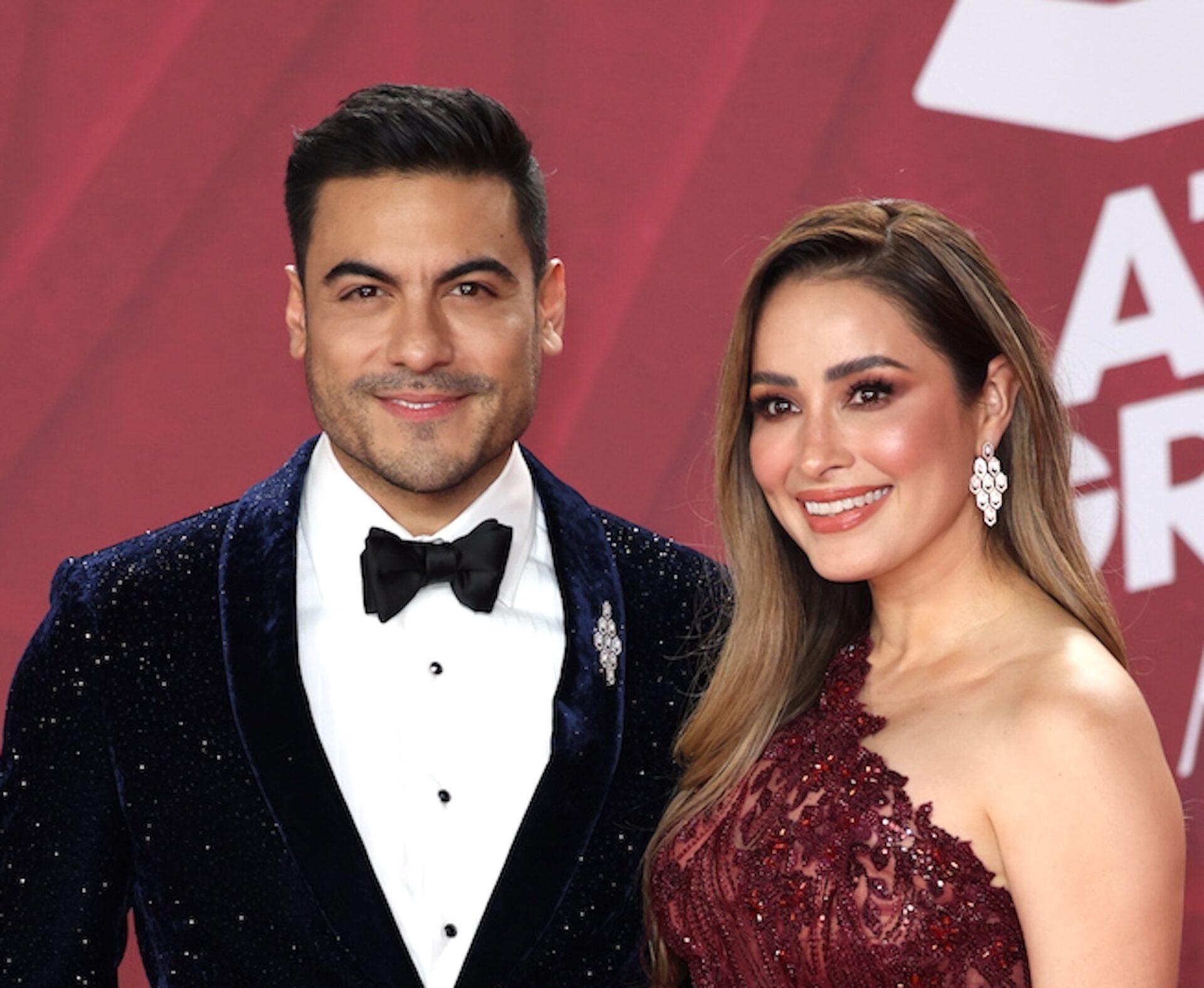 Carlos Rivera comparte la diferencia entre él y su esposa