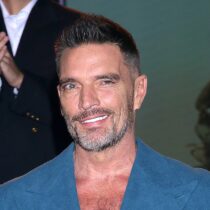 Julián Gil le regala a Messi una imagen de la Virgen de Guadalupe