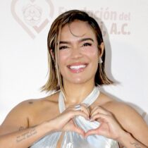 Karol G sorprende a una fan con cáncer 