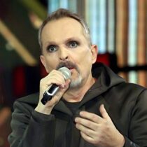 Miguel Bosé se hinca por joven asesinado
