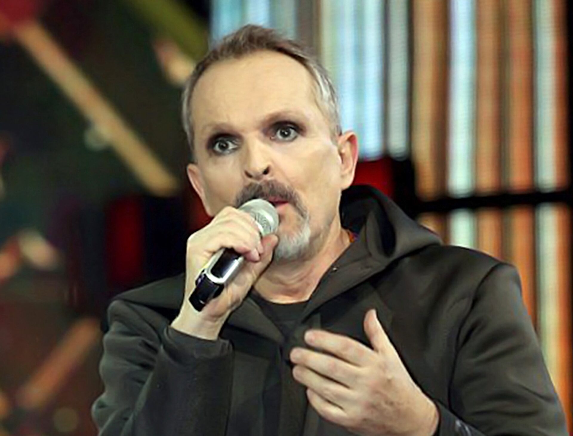 Miguel Bosé se hinca por joven asesinado