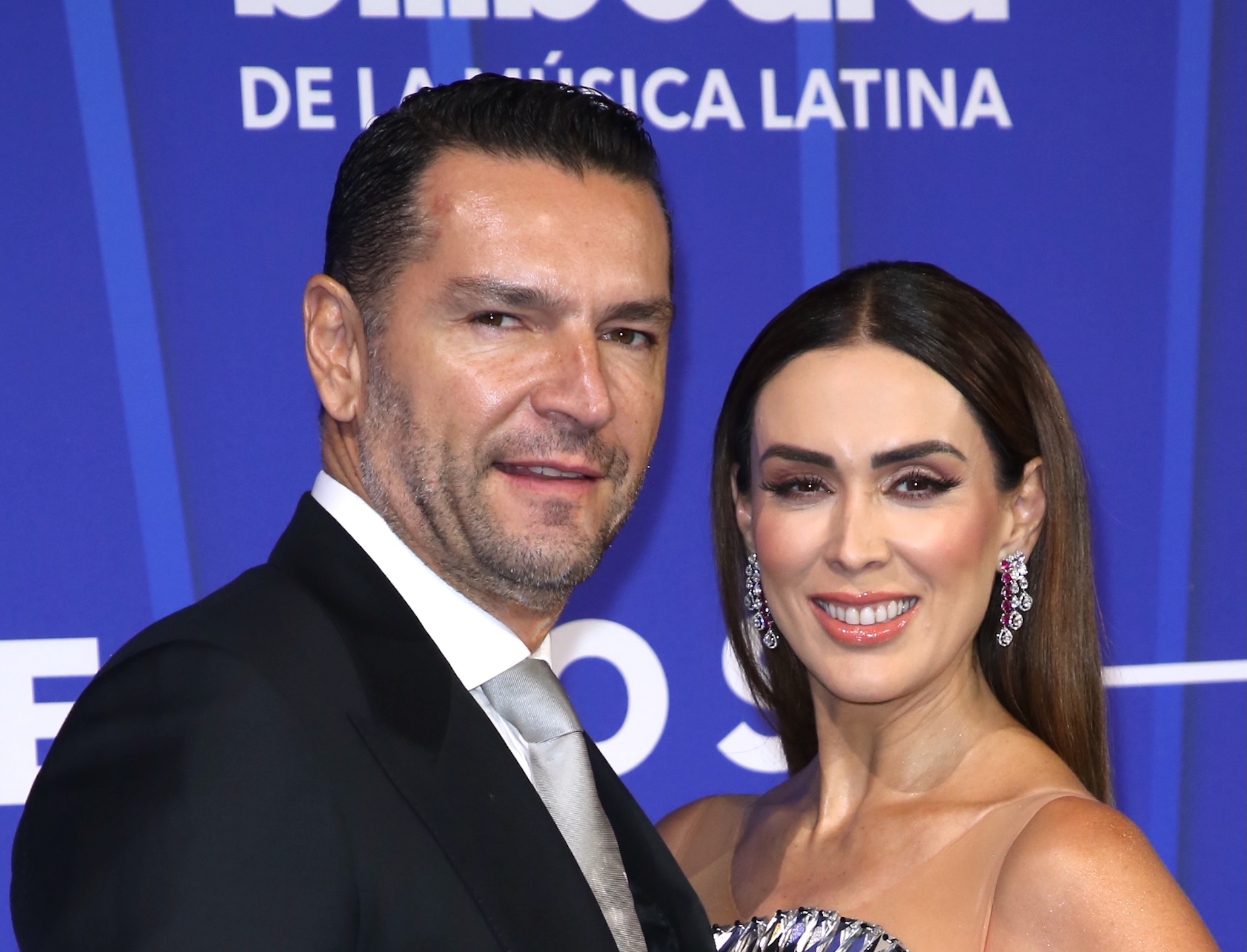 Esposo de Jacky Bracamontes llora al despedirse de sus hijas