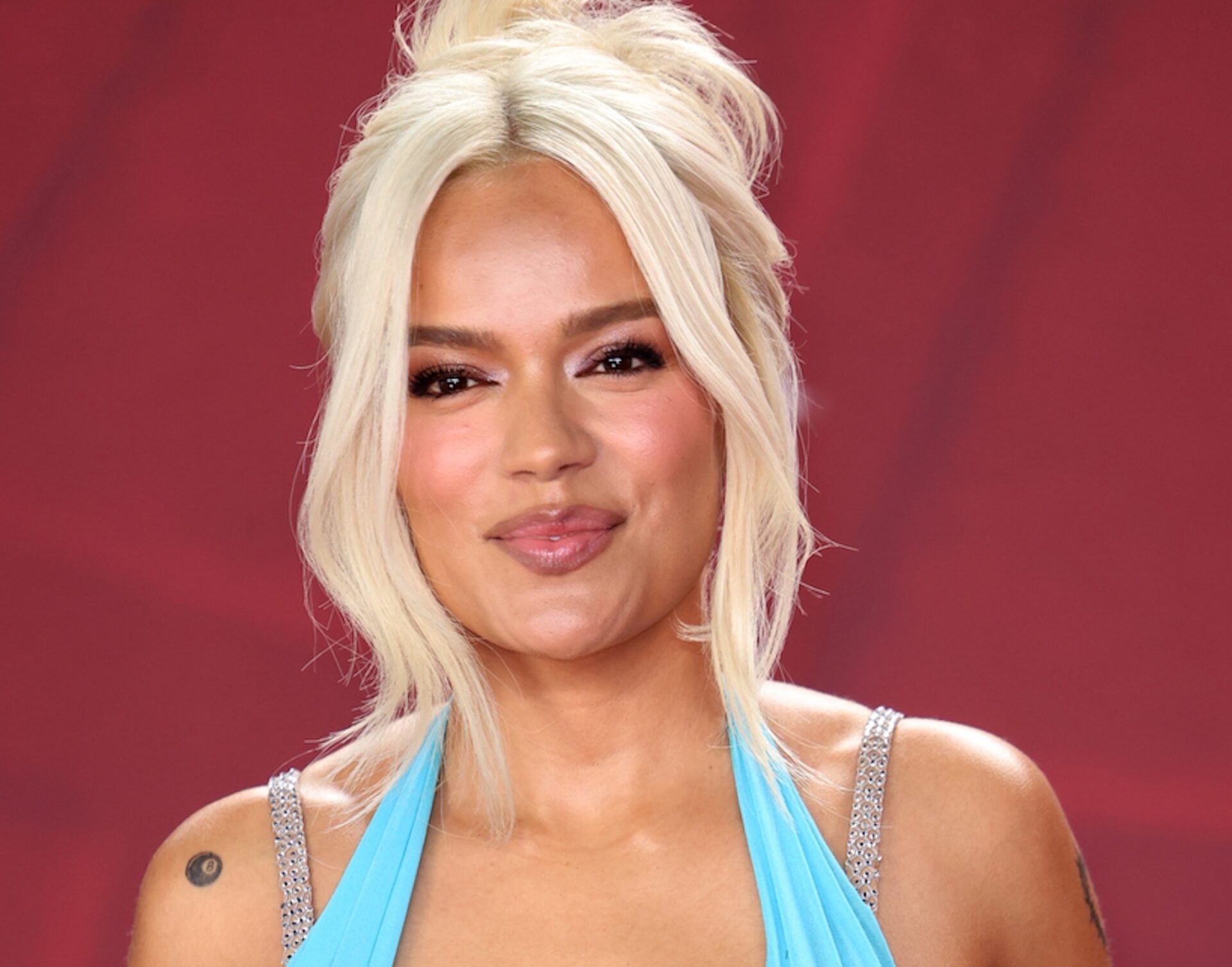 Karol G le regala su luna de miel a joven pareja 