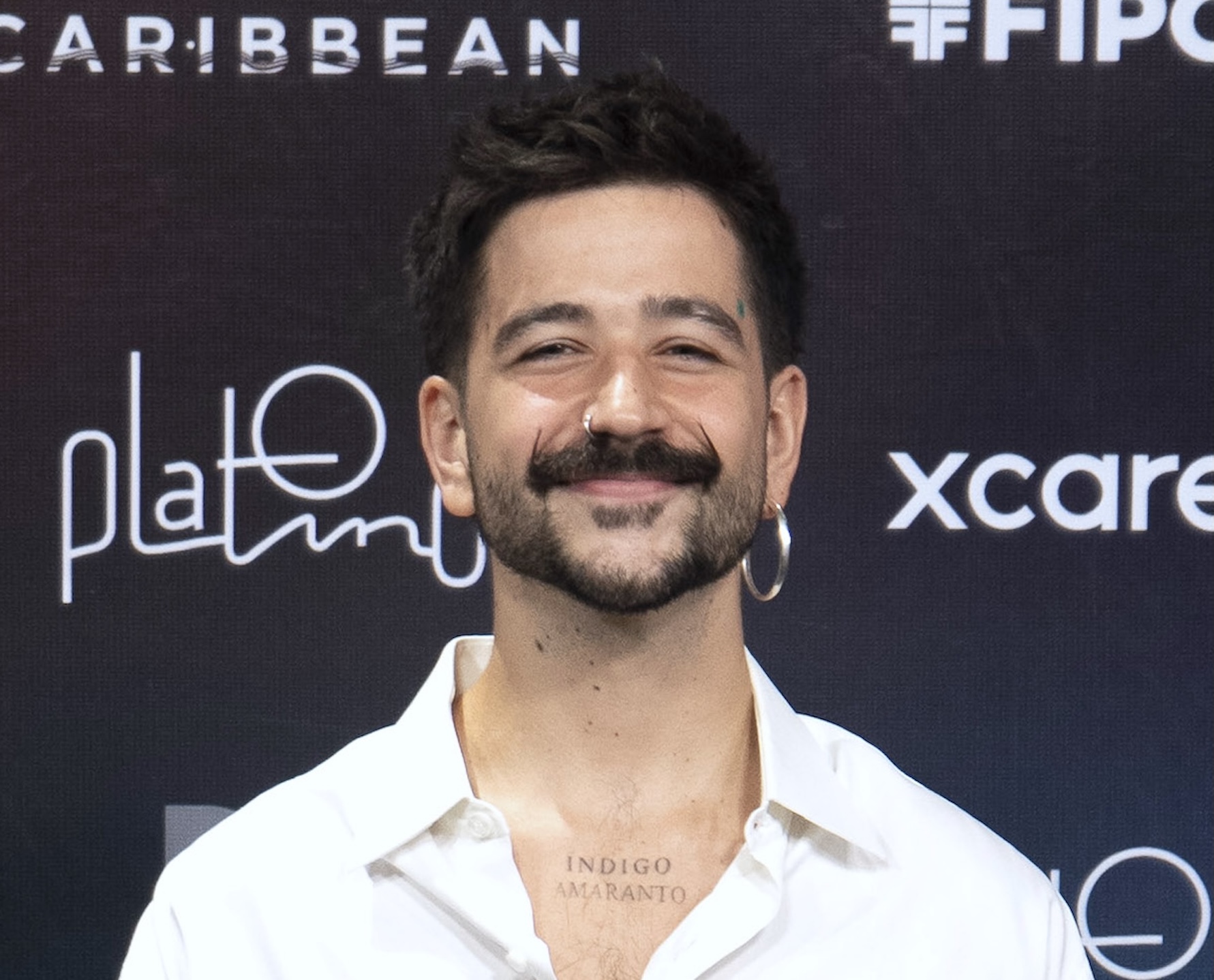 Camilo revela la condición para perder su bigote 