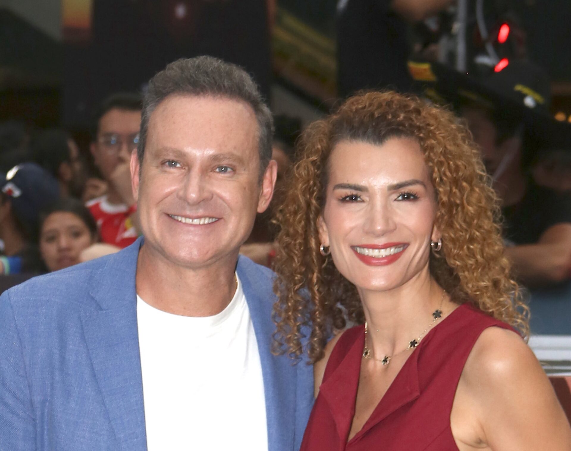 Cristina Bernal le canta a Alan Tacher para que no se duerma